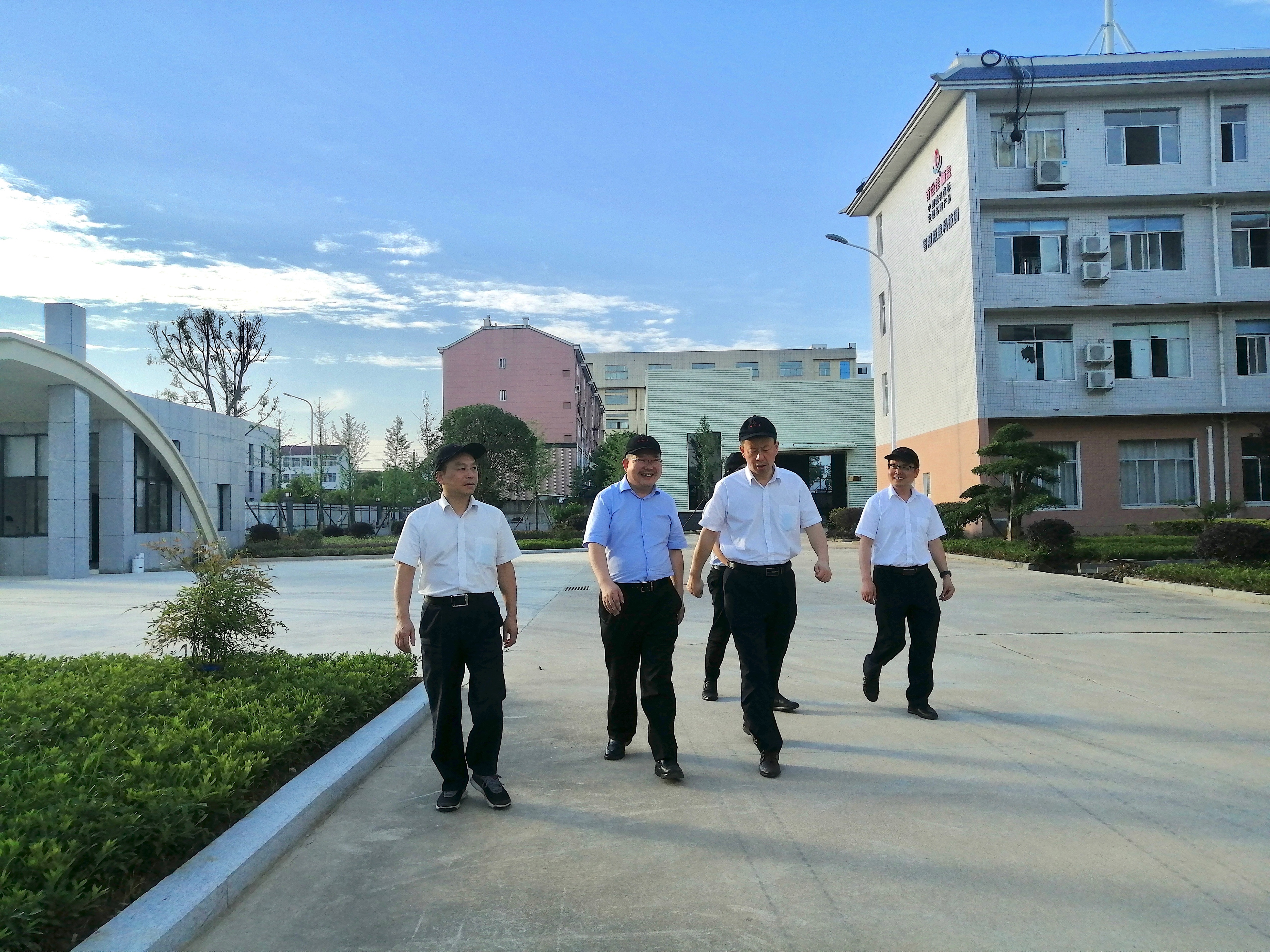 劲牌有限公司副总裁黄总一行莅临百世佳考察指导